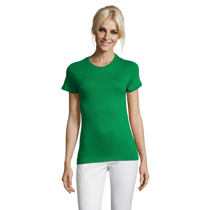 Camiseta verde de mujer con cuello redondo y mangas cortas, fabricada en 100% algodón Ringspun, corte ceñido.