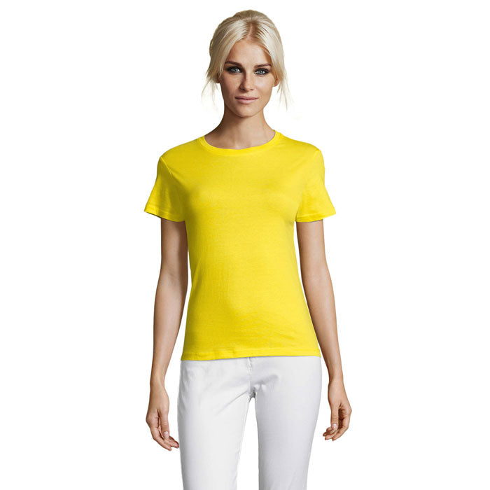 Camiseta amarilla de mujer de algodón, con cuello redondo y mangas cortas, vista frontal.