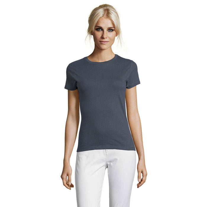 Mujer luciendo camiseta de cuello redondo en color gris oscuro, confeccionada en 100% algodón, con mangas cortas y corte ajustado.