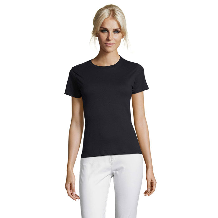 Camisa de mujer de color negro, confeccionada en 100% algodón, con corte ceñido y mangas cortas.
