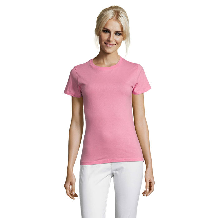 Camisa de mujer en color rosa, de cuello redondo, con corte ceñido, combinada con pantalones blancos.