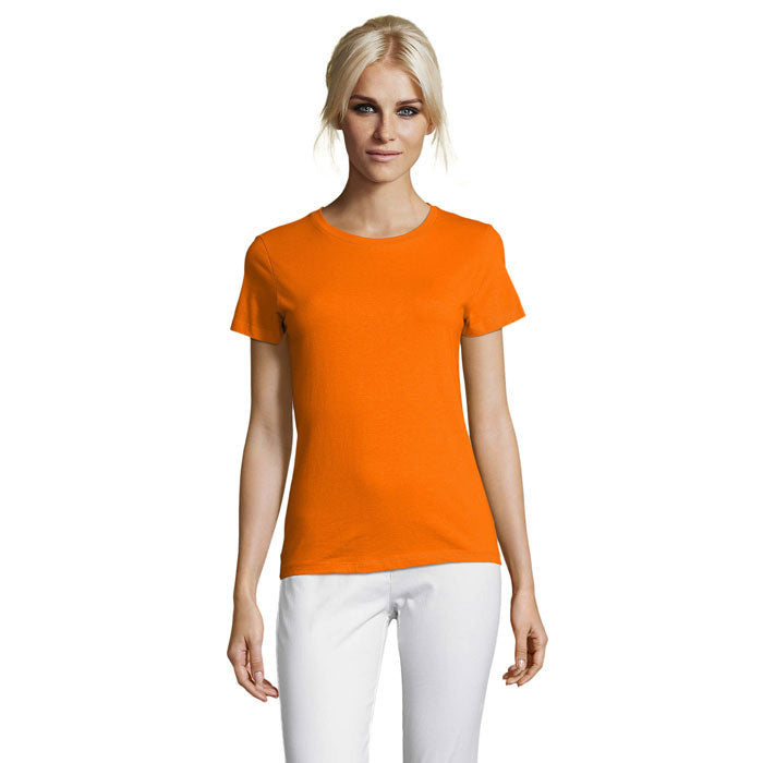 Camiseta de color naranja, fabricada en algodón, con corte ceñido y cuello redondo, vista frontal de mujer.