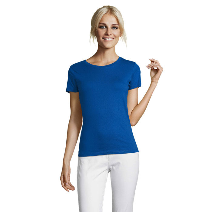 Vista frontal de camiseta azul de mujer, 100% algodón, con corte ceñido y mangas cortas, destacando un look fresco y moderno.