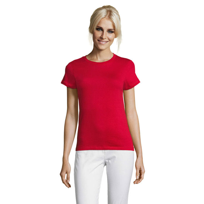 Mujer luciendo camiseta roja de cuello redondo, destacando su aspecto ajustado y cómodo, ideal para el uso diario. Incluye características como mangas cortas.