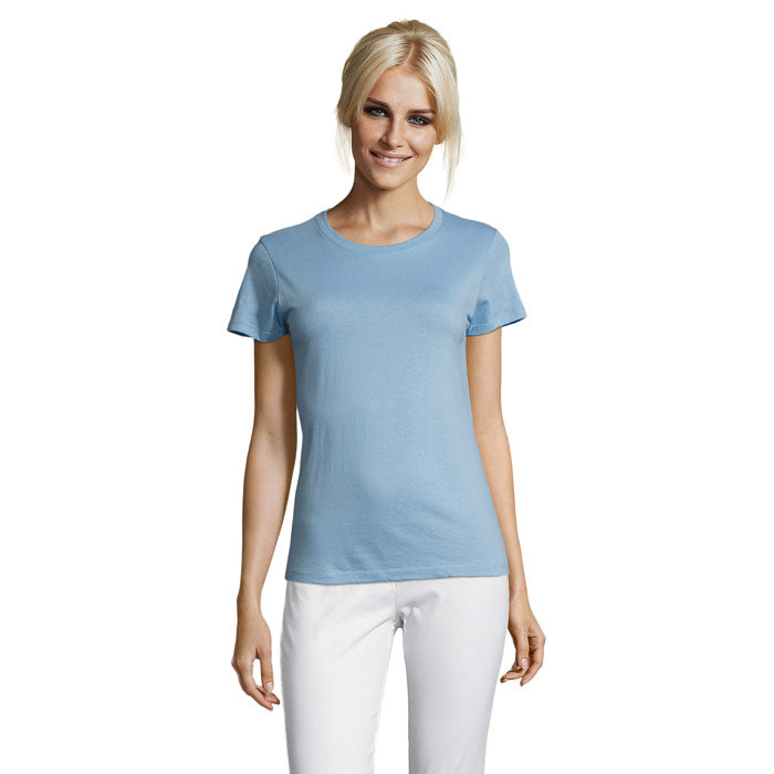 Mujer sonriente usando camiseta de cuello redondo en tono azul, con corte ceñido y mangas cortas. Ideal para uso diario.