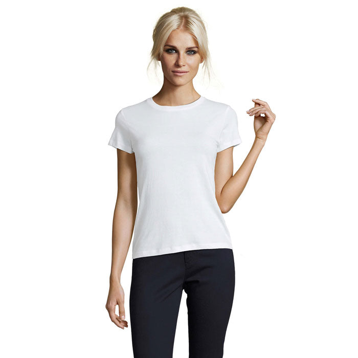 Mujer con camiseta blanca de cuello redondo, mangas cortas y corte ajustado, luciendo elegante y cómoda.