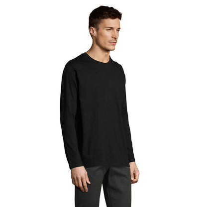 Perfil derecho de camiseta negra unisex de manga larga, fondo blanco