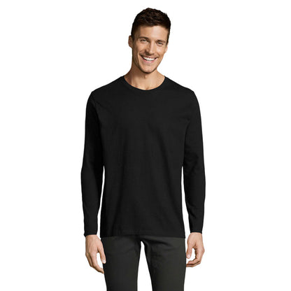 Imagen frontal de camiseta negra, modelo sonriendo y brazos relajados