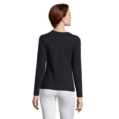 Modelo de espaldas con camiseta negra para mujer, diseño liso