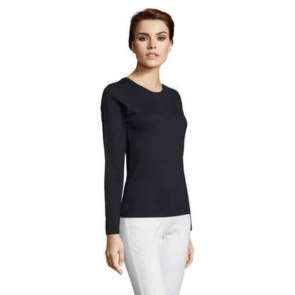 Vista lateral de camiseta negra femenina, corte recto y sin estampado