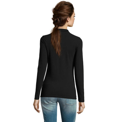 Espalda de modelo con polo negro femenino, diseño liso y sobrio