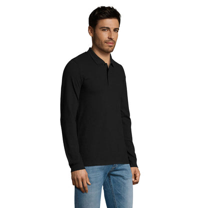 Imagen lateral de polo negro masculino, mostrando la manga completa