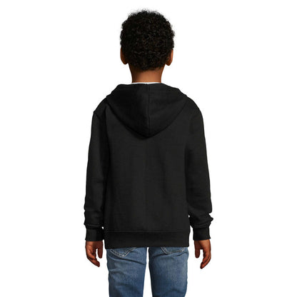 Sudadera con capucha vista desde atrás en modelo infantil.