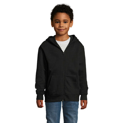 Prenda con capucha y cierre negro en modelo infantil, vista frontal.