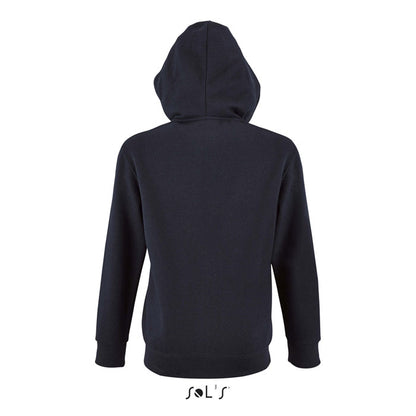 Niño mostrando parte trasera de sudadera negra con cremallera.