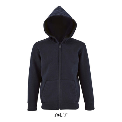 Imagen de frente de niño con sudadera negra abierta con bolsillos.