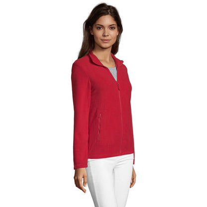 Polar rojo mujer vista trasera completa