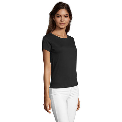 Vista de perfil de camiseta negra para mujer, sin logotipo