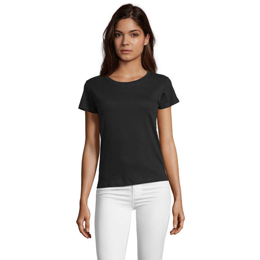 Camiseta entallada de mujer color negro, 100% algodón, con cuello redondo y mangas cortas, vista frontal.