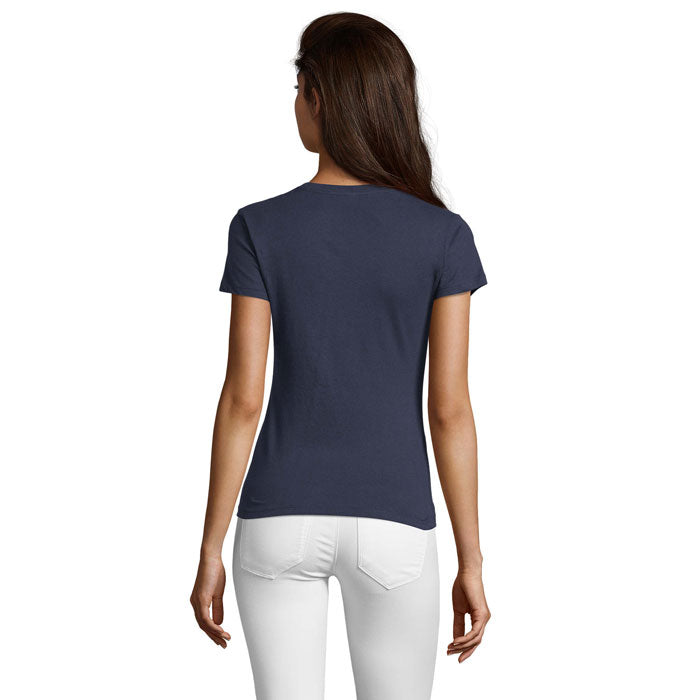 Vista posterior de camiseta ajustada de mujer en color azul marino, confeccionada en 100% algodón con mangas cortas.
