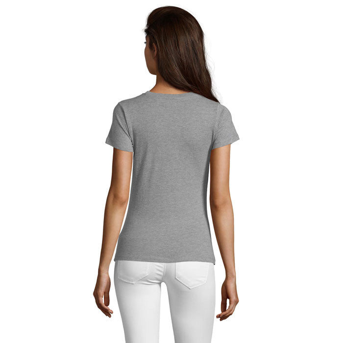 Vista trasera de una camiseta de mujer en gris, con manga corta y corte entallado, combinada con pantalones blancos.