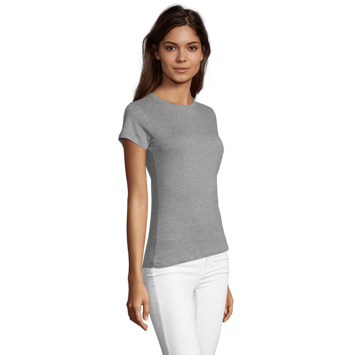 Camisa entallada de mujer en color gris, 100% algodón, con manga corta y diseño de cuello redondo, vista lateral.