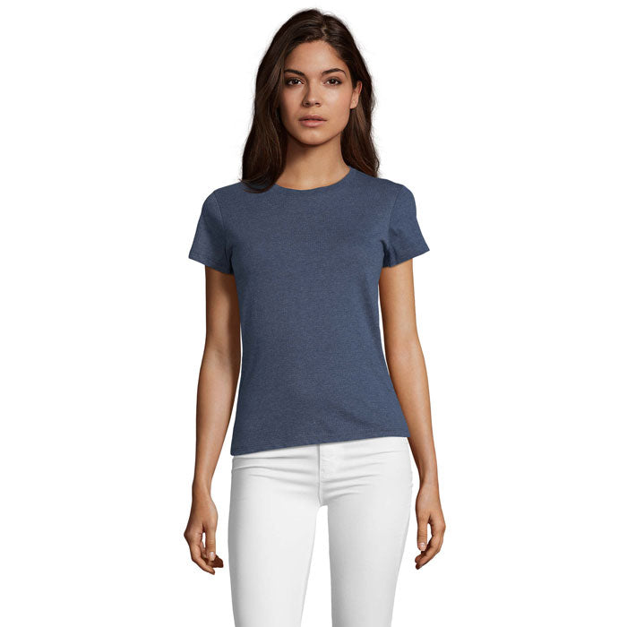 Camiseta de mujer en color azul oscuro, de corte entallado, con cuello redondo y mangas cortas, combinada con pantalones blancos.