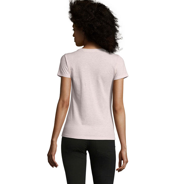 Vista posterior de camiseta entallada en color rosa claro, fabricada en 100% algodón, con mangas cortas.
