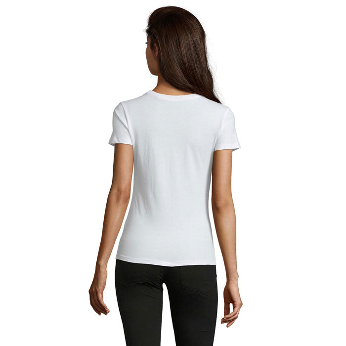 Vista posterior de camiseta entallada blanca, confeccionada en 100% algodón, con mangas cortas y cuello redondo.