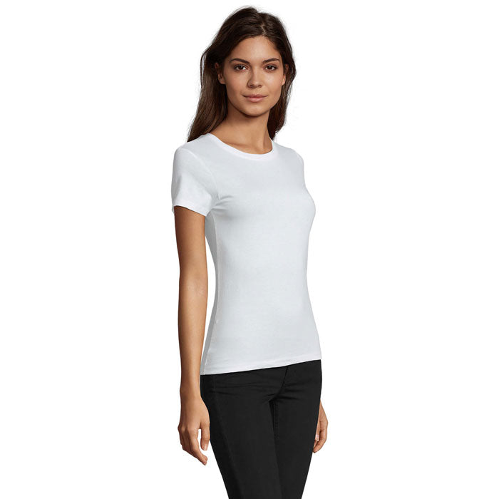 Vista lateral de camiseta blanca de mujer, 100% algodón, con corte entallado y mangas cortas, ideal para uso diario.
