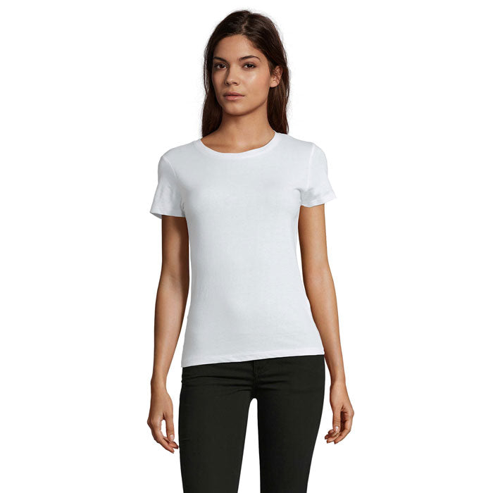 Camiseta blanca de mujer, corte entallado y cuello redondo, fabricada en 100% algodón, vista frontal.