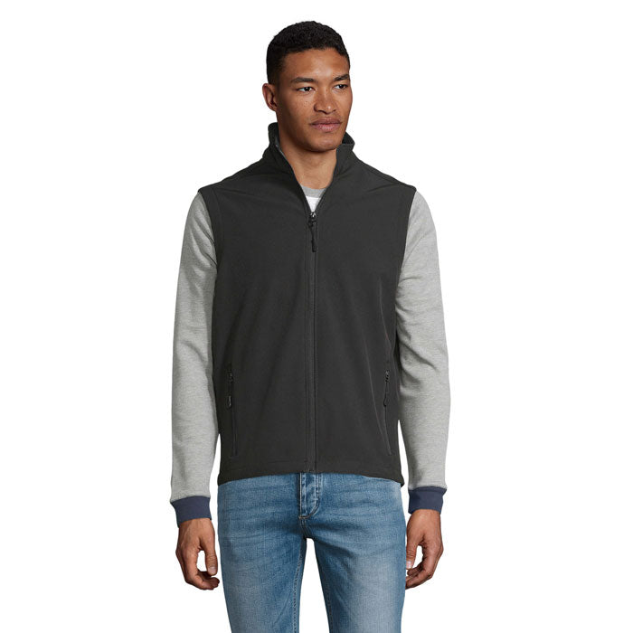 Vista frontal de un chaleco softshell para hombre en color negro, con acabado de cremallera y bolsillos, parte de RACE BW MEN - RACE BW SOFTSHELL HOMBRE.