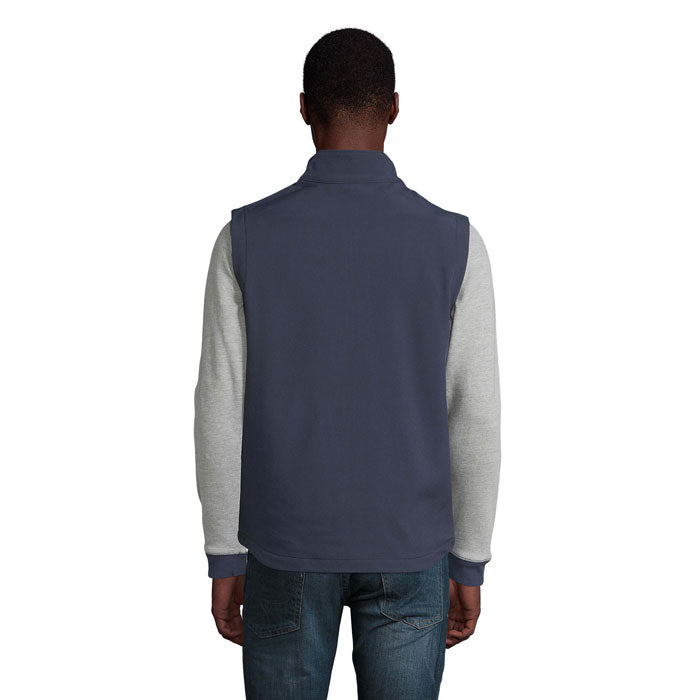 Vista posterior de chaleco softshell en tonos azul oscuro y gris, ideal para actividades al aire libre, RACE BW MEN - RACE BW SOFTSHELL HOMBRE.