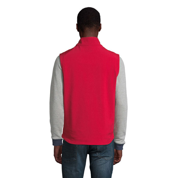 Vista posterior de un chaleco softshell rojo para hombre, combinado con manga gris, ideal para uso diario.