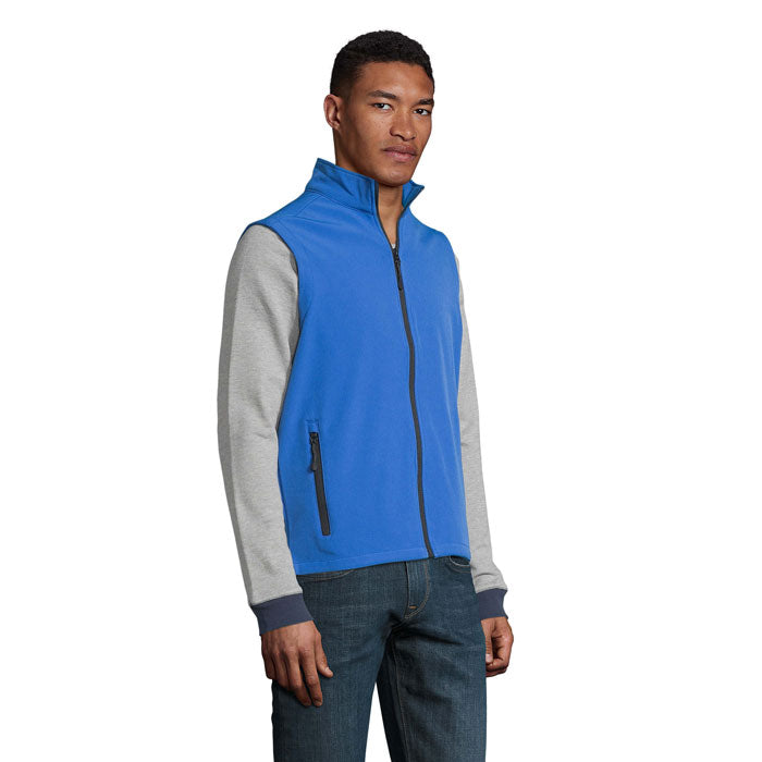 Vista lateral de chaleco softshell hombre en azul y gris, con cremallera y bolsillos, RACE BW MEN - RACE BW SOFTSHELL HOMBRE.