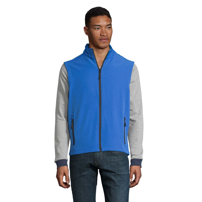 Chaleco softshell azul con detalles grises, ideal para actividad al aire libre, en vista frontal. RACE BW MEN - RACE BW SOFTSHELL HOMBRE.