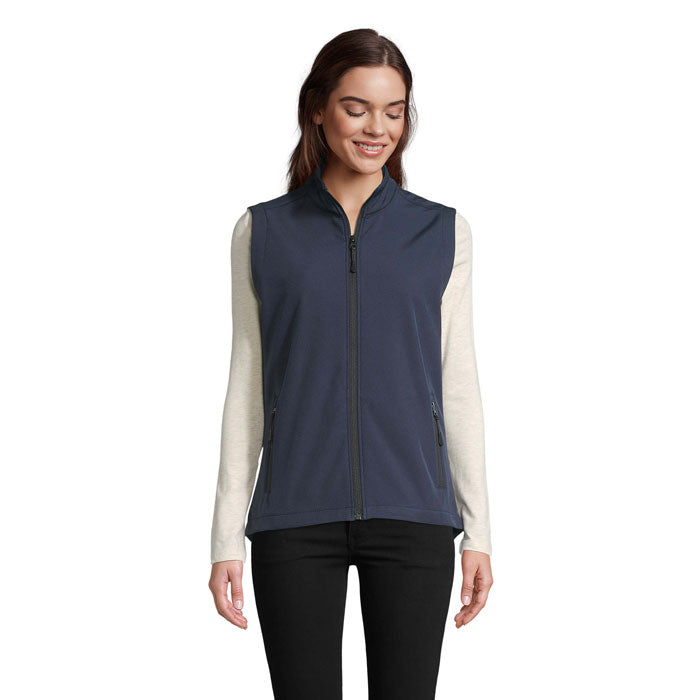 Vista frontal de chaleco softshell para mujer en color navy, con cremallera y bolsillos laterales.