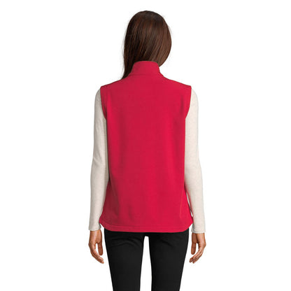 Vista posterior del chaleco softshell rojo