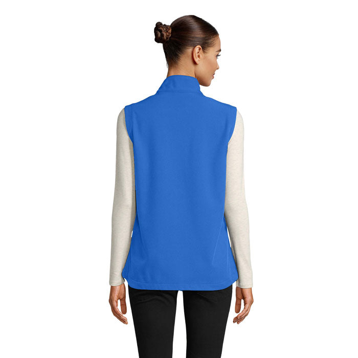Vista trasera de chaleco softshell azul para mujer, sin mangas, parte de RACE BW WOMEN - RACE BW SOFTSHELL MUJER.