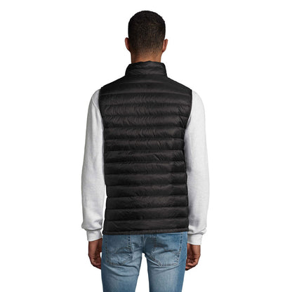 Perfil de modelo masculino con chaleco negro sin mangas
