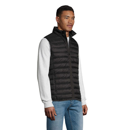 Vista lateral de chaleco acolchado negro en modelo masculino