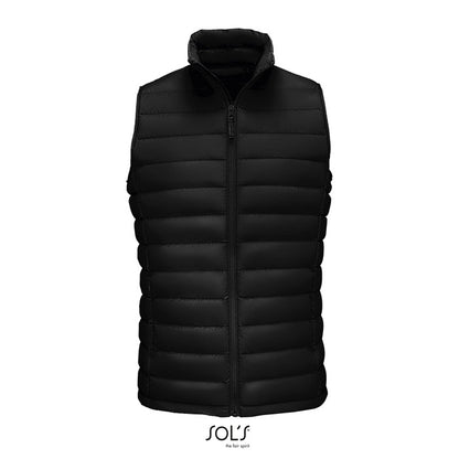 Modelo masculino de perfil con chaleco negro con cremallera