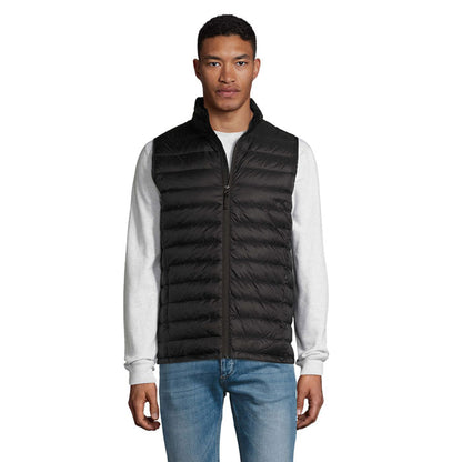 Chaleco acolchado negro en modelo masculino, vista frontal