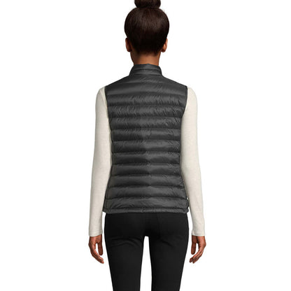 Imagen de perfil de modelo femenina con chaleco negro sin mangas