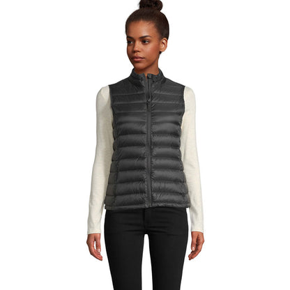 Modelo femenina con chaleco térmico negro, imagen frontal