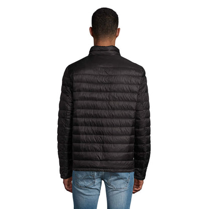 Chaqueta acolchada de hombre vista por detrás.