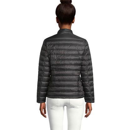 Mujer con chaqueta acolchada entallada vista frontal.