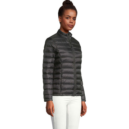 Mujer con chaqueta acolchada en vista lateral izquierda.