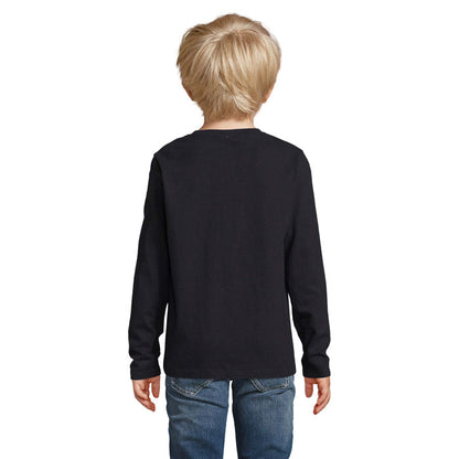 Modelo infantil con camiseta negra vista desde atrás