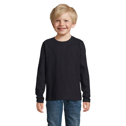 Camiseta de manga larga en color negro para niño, confeccionada en algodón suave, vista frontal con niño sonriendo.